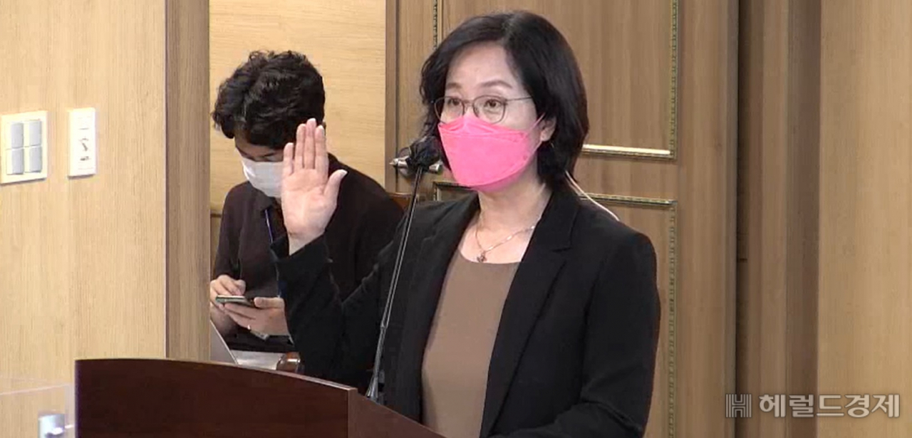 김현아 SH공사 사장 후보자가 27일 서울시의회 인사청문회에 참석해 선서하고 있다. [서울시의회 라이브 캡처]