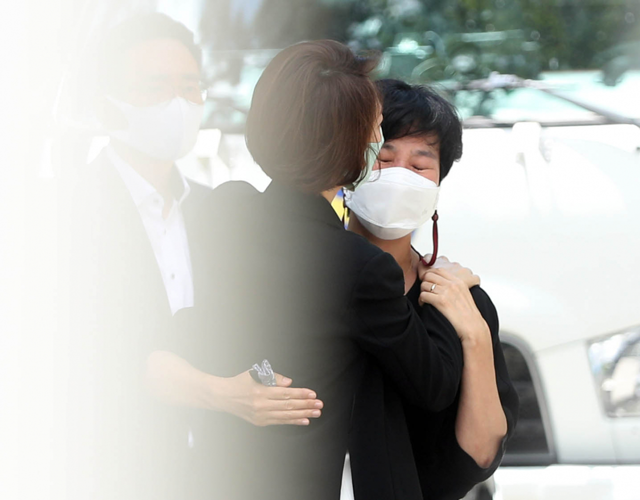 고민정 더불어민주당 의원이 지난 26일 경남 창원시 마산구 창원교도소에서 김경수 전 경남도지사 수감 후 부인 김정순 씨와 포옹하고 있다. [연합]