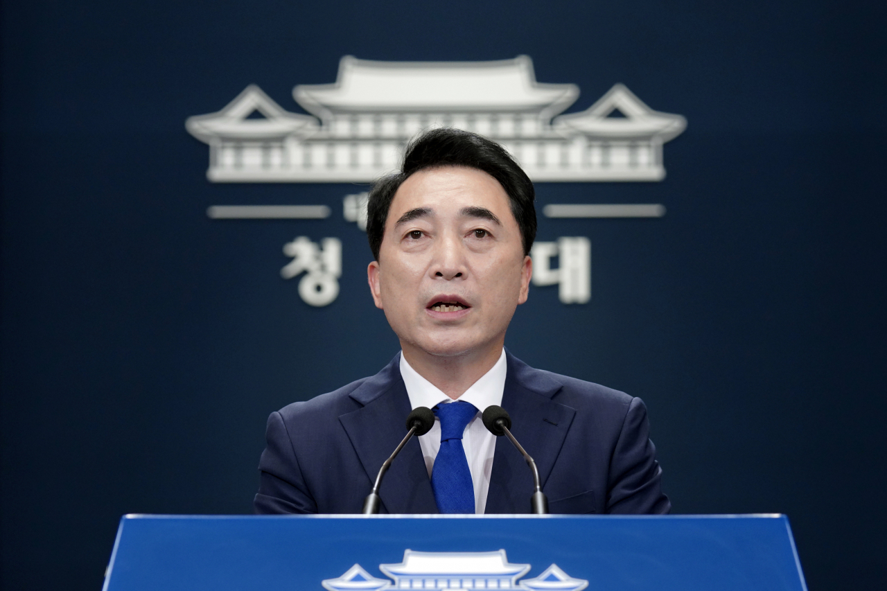 박수현 국민소통수석이 19일 오후 청와대 춘추관 대브리핑룸에서 한일 현안 관련 브리핑을 하고 있다. [연합]