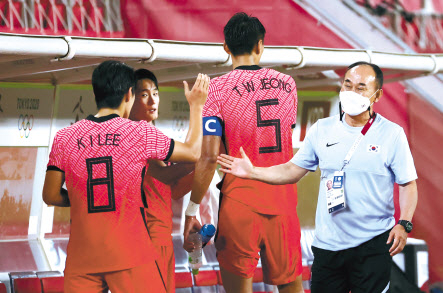 25일 오후 이바라키 가시마 스타디움에서 열린 도쿄올림픽 남자축구 조별리그 B조 2차전 대한민국 대 루마니아 경기에서 이강인이 경기를 마친 뒤 벤치에서 김학범 감독과 함께 기뻐하고 있다. [연합]