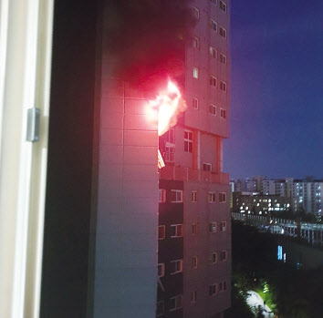 지난 25일 오후 8시 26분께 서울 강서구 마곡동의 한 아파트에서 실외기 과열로 인한 화재가 발생했다. [독자 제공]