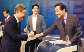 이재명 경기도지사(왼쪽)와 더불어민주당 이낙연 전 대표가 8일 오후 서울 중구 TV조선 스튜디오에서 더불어민주당 대선 예비후보 4차 토론회에 참석해 인사를 나누고 있다. [연합]