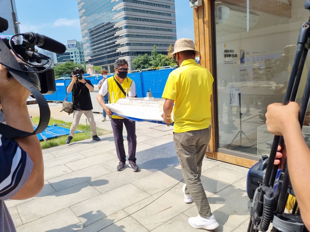 27일 4·16세월호참사가족협의회가 서울 종로구 광화문광장 내 ‘세월호 기억공간’의 기록물 등을 옮기고 있다. 기록물 등은 임시로 서울시의회 1층 전시관에 보관될 예정이다. 김영철 수습기자