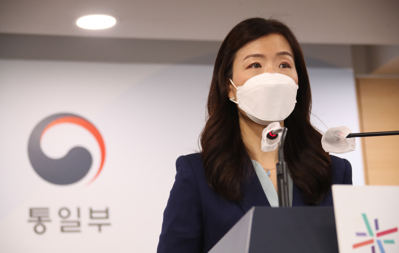 이종주 통일부 대변인이 27일 오전 서울 세종로 정부서울청사에서 남북간 연락채널 복원과 관련해 브리핑하고 있다. [연합]