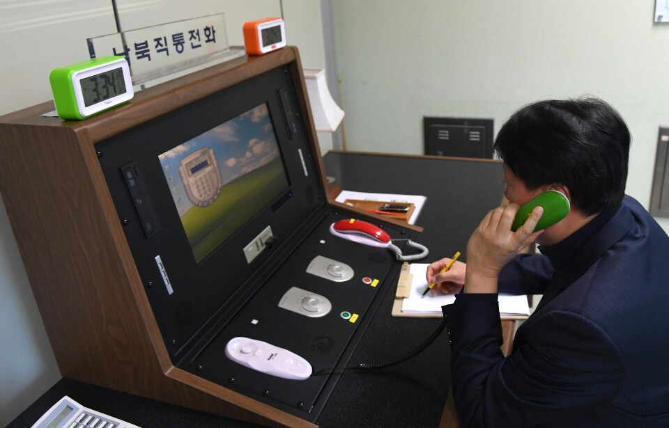 한국과 미국의 외교당국이 남북 통신연락선 복원 후 첫 국장급 협의를 미국에서 열었다고 외교부가 5일 밝혔다. 사진은 2018년 1월 3일 판문점 공동경비구역 내 연락사무소에서 우리측 연락관이 북측과 통화를 위해 남북직통 전화를 점검하는 모습. [연합]