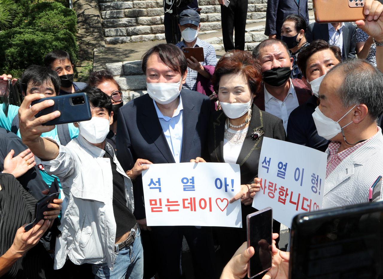 대선 출마를 선언한 윤석열 전 검찰총장이 27일 부산 중앙공원 충혼탑을 찾아 지지자들과 기념촬영을 하고 있다. [연합]