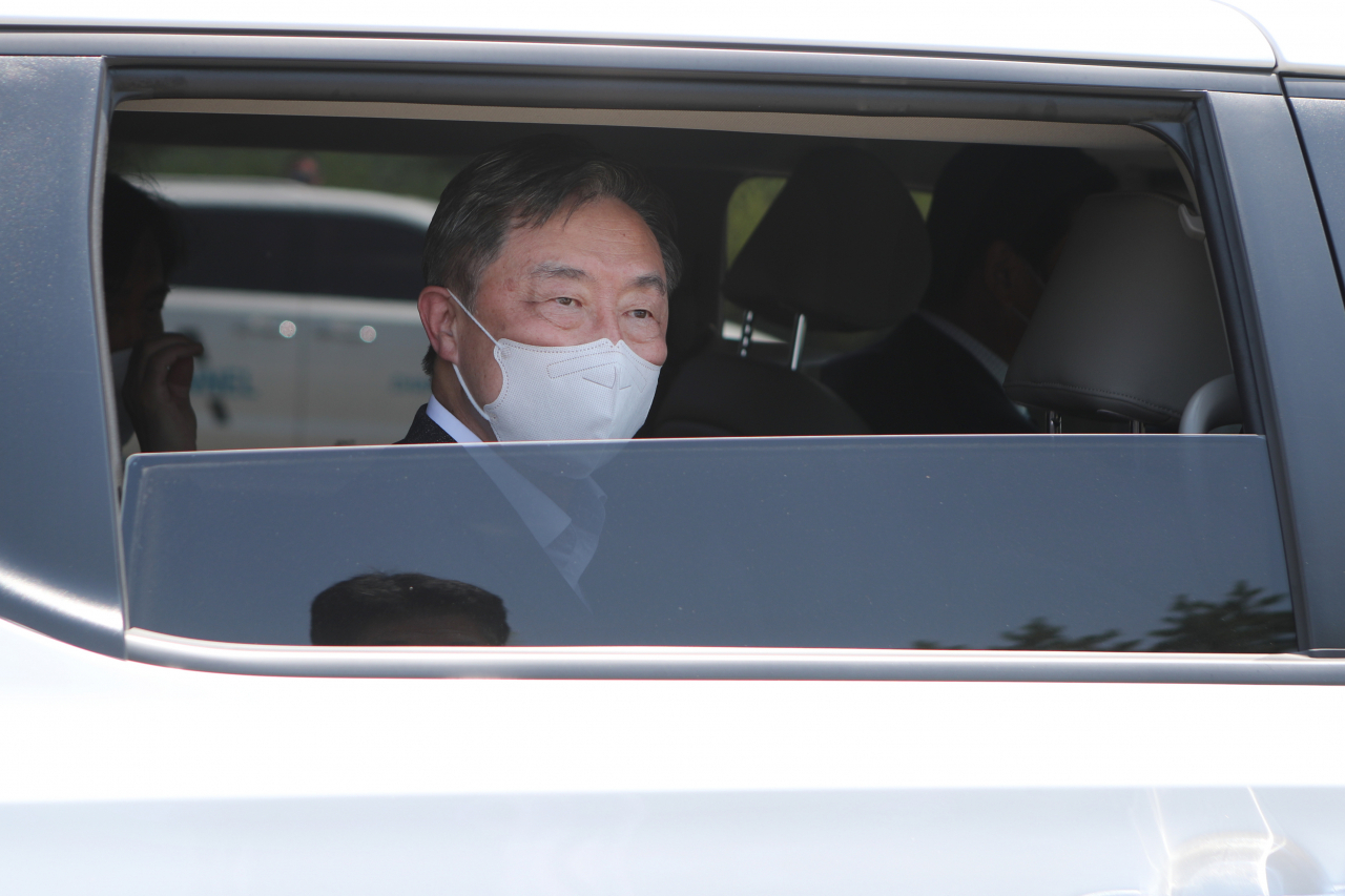 국민의힘 대권주자 최재형 전 감사원장이 한국전쟁 정전협정기념일인 27일 경기도 연천군 중면 민간인통제선(민통선) 인근을 방문해 주민과 간담회를 마친 뒤 이동하고 있다. [연합]