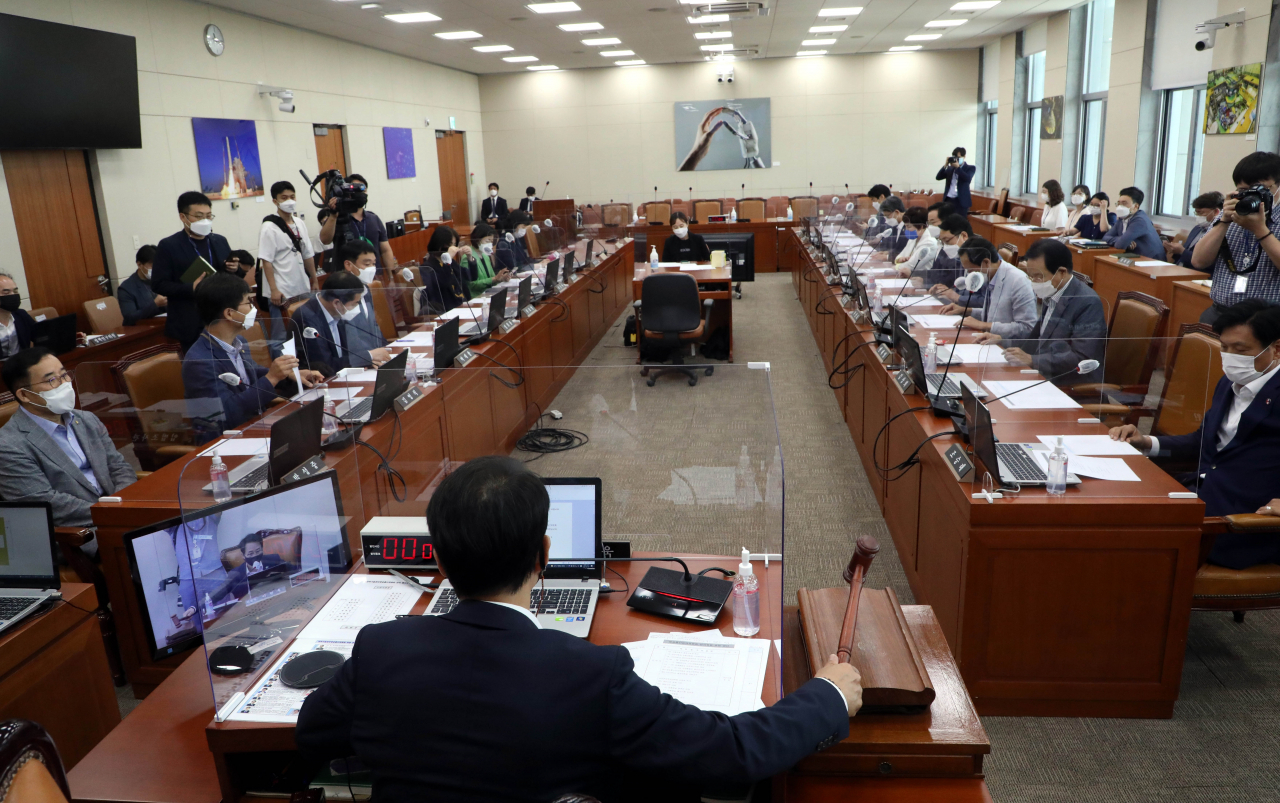 27일 오전 국회 과학기술정보방송통신위원회 전체회의에서 국민의힘이 추천한 방송통신심의위원회 위원 후보인 김우석 미래전략개발연구소 부소장과 이상휘 세명대 교수가 위원으로 의결되고 있다. [헤럴드경제=이상섭 기자]