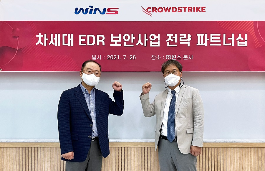 윈스 박기담 전무 (왼쪽)와 크라우드스트라이크 한국영업을 총괄하는 이창훈 이사(오른쪽)가 차세대 EDR 보안사업 전략 파트너십을 체결했다 [윈스 제공]