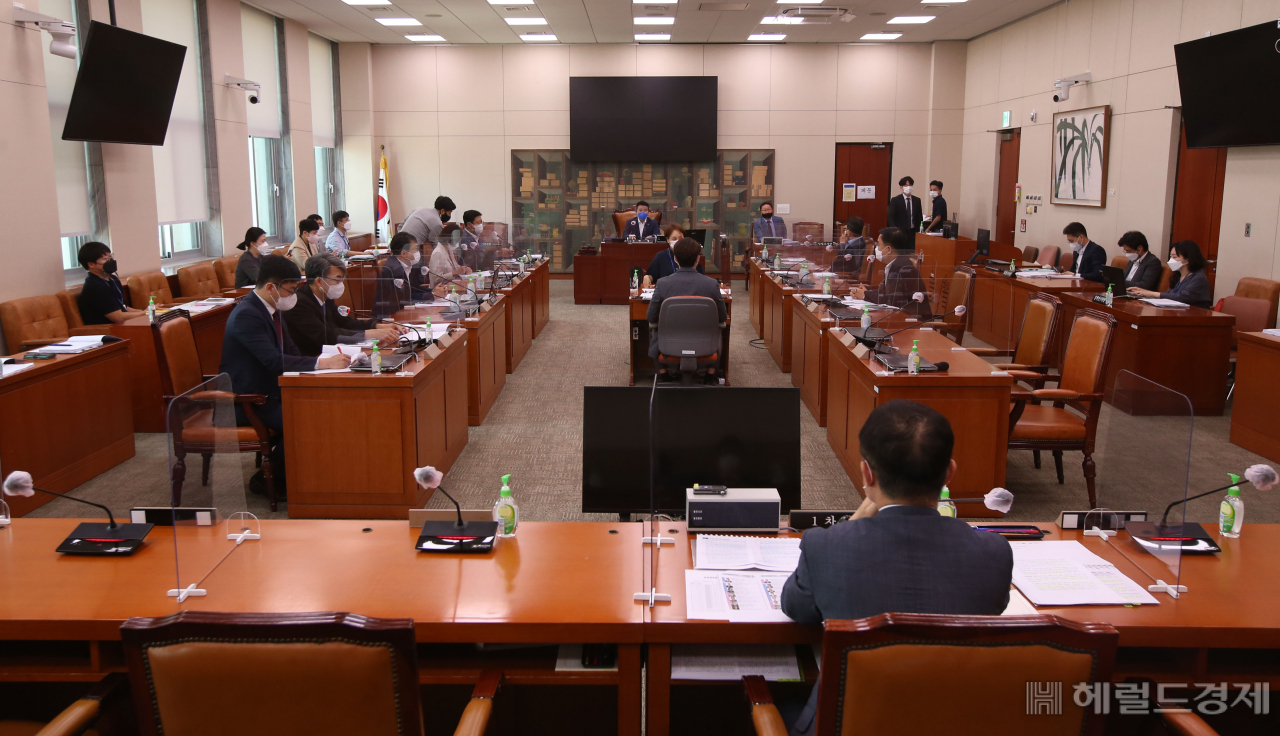 지난 27일 서울 여의도 국회에서 제389회국회 임시회 제2차 문화체육관광위원회 문화예술법안심사소위원회가 진행되고 있다. 이상섭 기자/