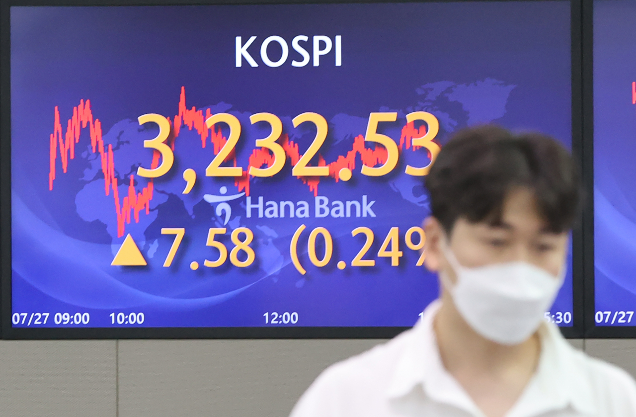 코스피가 전날보다 7.58포인트(0.24%) 오른 3232.53에 장을 마감한 27일 오후 서울 중구 하나은행 딜링룸에서 한 딜러가 자리로 향하고 있다. [연합]