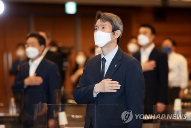 국기에 경례하는 이인영 통일부 장관[출처: 연합]