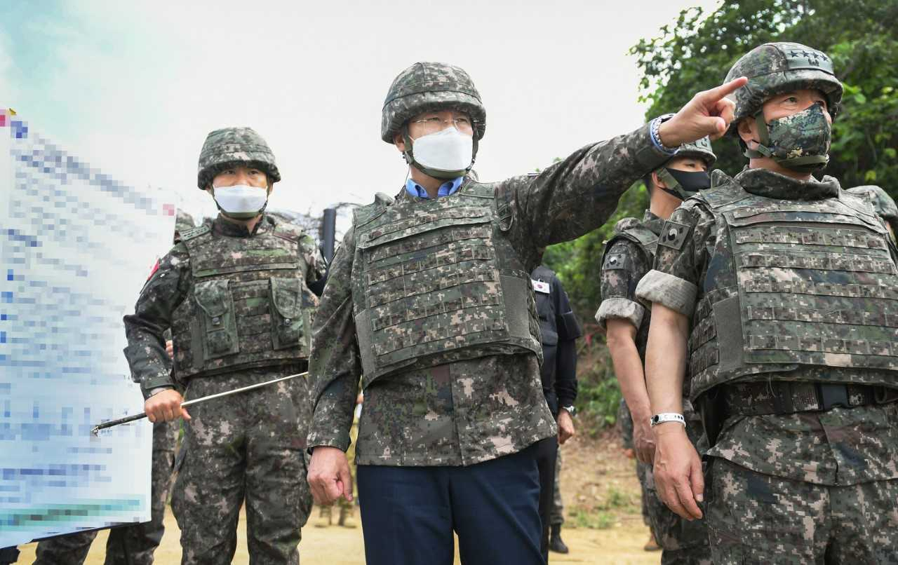 ‘육군훈련소 대신 전해드립니다’가 6·25전쟁 전사자 유해 발굴사업 과정에서 국군 전사자 유해가 조작됐다는 의혹을 제기한 가운데 국방부는 27일 감사를 통해 진위여부를 확인하고 위반사항 식별시 법규에 따라 엄정조치하겠다는 입장을 밝혔다. 서욱 국방부 장관이 지난 6월 강원도 철원 화살머리고지 유해발굴 현장을 둘러보고 있다. [헤럴드DB]