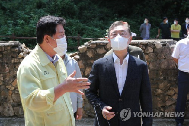 유엔군 화장장 찾은 최재형[출처: 연합]