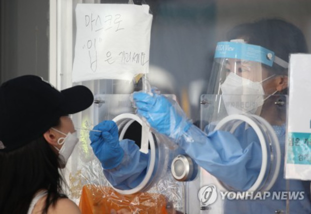 검체 채취하는 의료진[출처: 연합]