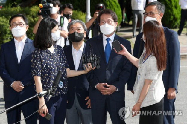 취재진 질문에 답하는 조희연[출처: 연합]