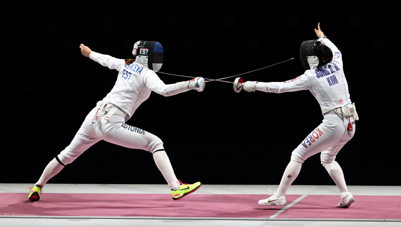 27일 일본 지바 마쿠하리 메세B홀에서 열린 도쿄올림픽 펜싱 여자 에페 단체 대한민국 대 에스토니아 결승전. 한국 송세라가 율리아를 공격해 득점에 성공하고 있다. [연합]