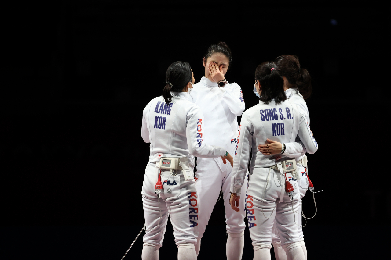 27일 일본 지바 마쿠하리 메세B홀에서 열린 도쿄올림픽 펜싱 여자 에페 단체 대한민국 대 에스토니아 결승전에서 패해 은메달을 딴 한국 선수들이 최인정 선수를 위로하고 있다. 연합뉴스