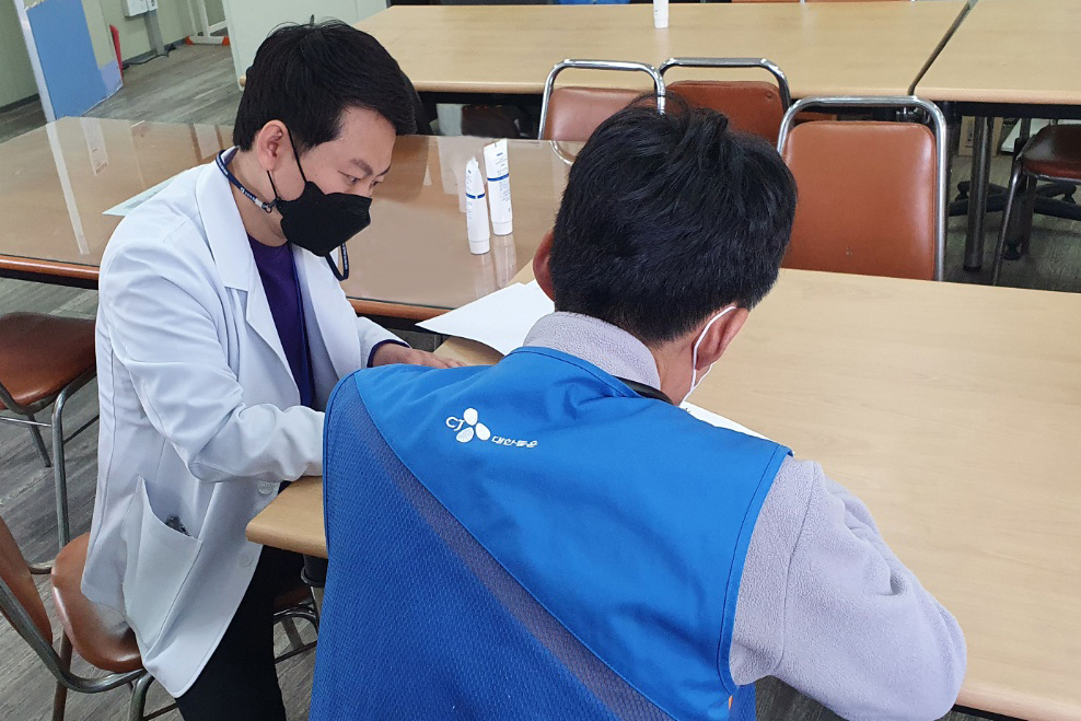 CJ대한통운 택배기사가 전문 의료진으로부터 건강상담서비스를 받고 있다. [CJ대한통운 제공]