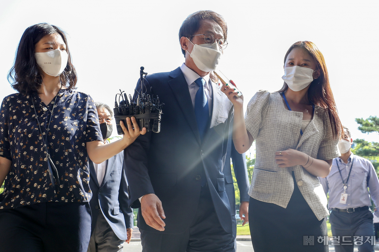 조희연 서울시교육감(가운데)이 27일 오전 경기 정부과천청사 공수처에 피의자 신분으로 출석하는 모습. 박해묵 기자