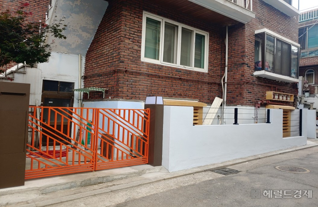 암사동 선사 빗살무늬에서 디자인을 착안한 대문. [강동구 제공]