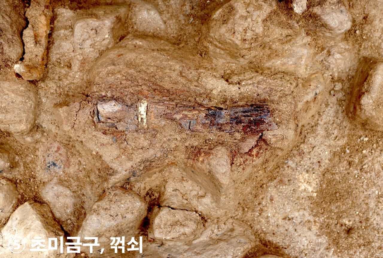 남원 유곡리와 두락리 고분군 30호분 초미금구 출토 양상. 초미금구(鞘尾金具)는 5&sim;6세기대 신라·가야 고분에서 많이 출토되는 칼집 끝 장식구이다. 이곳에선 화살촉 다발도 발견됐다.