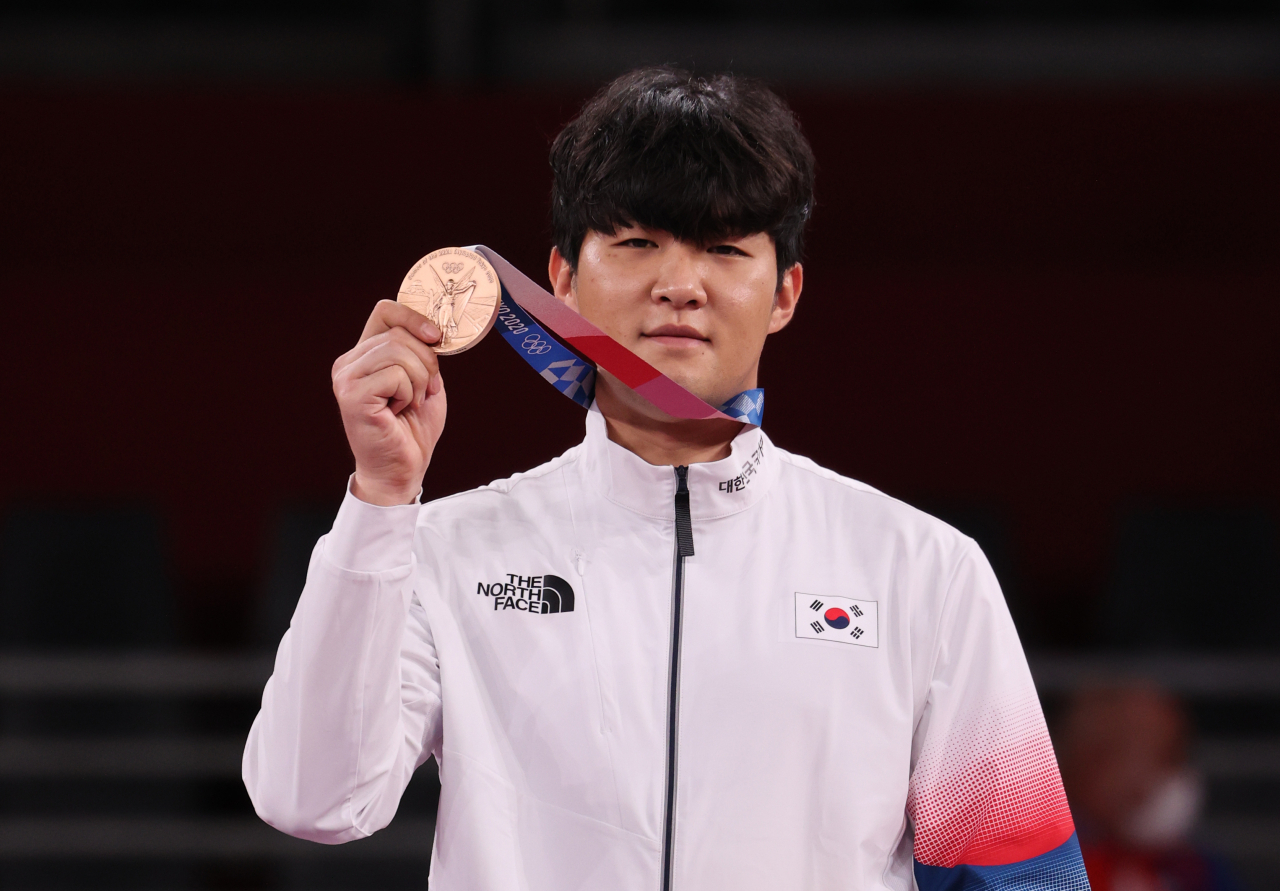 한국 태권도 인교돈이 27일 일본 마쿠하리 메세홀에서 열린 도쿄올림픽 남자 80㎏ 초과급 시상식에서 동메달을 들어 보이고 있다. 연합뉴스