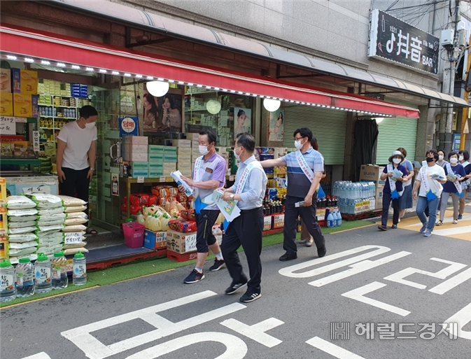 민관합동반이 대림중앙시장 일대서 영업정지선 준수 등을 살피고 있다. [영등포구 제공]