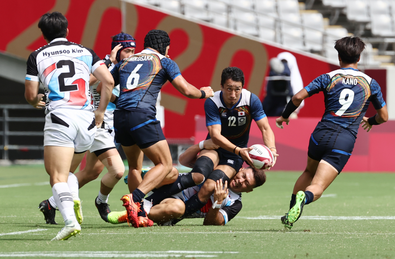 28일 일본 도쿄스타디움에서 열린 도쿄올림픽 7인제 럭비 대한민국 대 일본 11-12위 결정전. 대한민국 한건규가 볼경합을 하고 있다. 한국 럭비팀은 일본에 19-31로 패했다. 연합뉴스