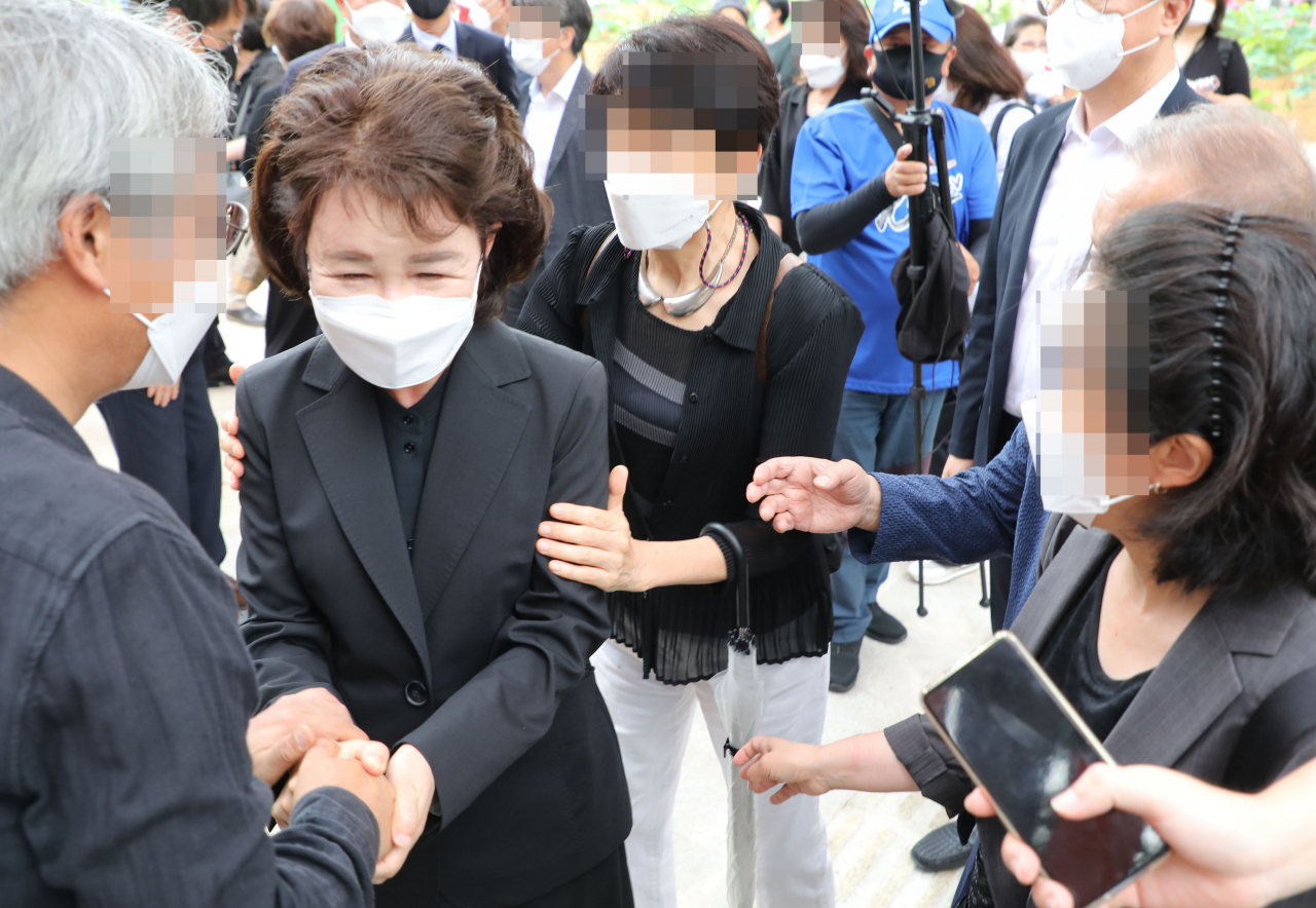 지난 9일 종로구 조계사에서 고 박원순 전 서울시장의 부인 강난희 씨가 박 전 시장 1주기 추모제 후 시민들과 인사하고 있다. [연합]