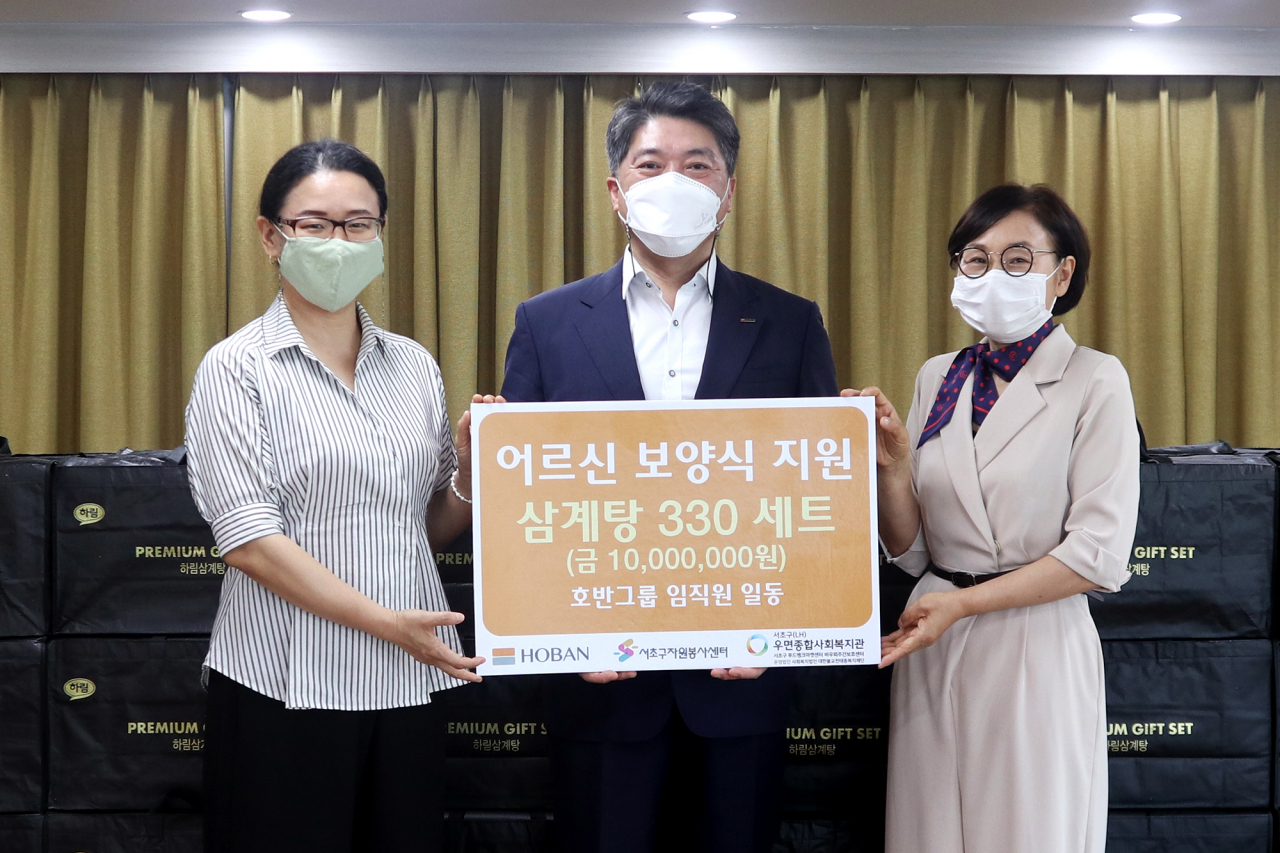 김세준 호반그룹 동반성장실장(가운데)과 오영수 서초구자원봉사센터장(왼쪽) 등이 28일 서울 서초구 우면종합사회복지관에서 어르신을 위한 보양식 전달 행사를 마친 뒤 기념촬영을 하고 있다. [호반건설 제공]