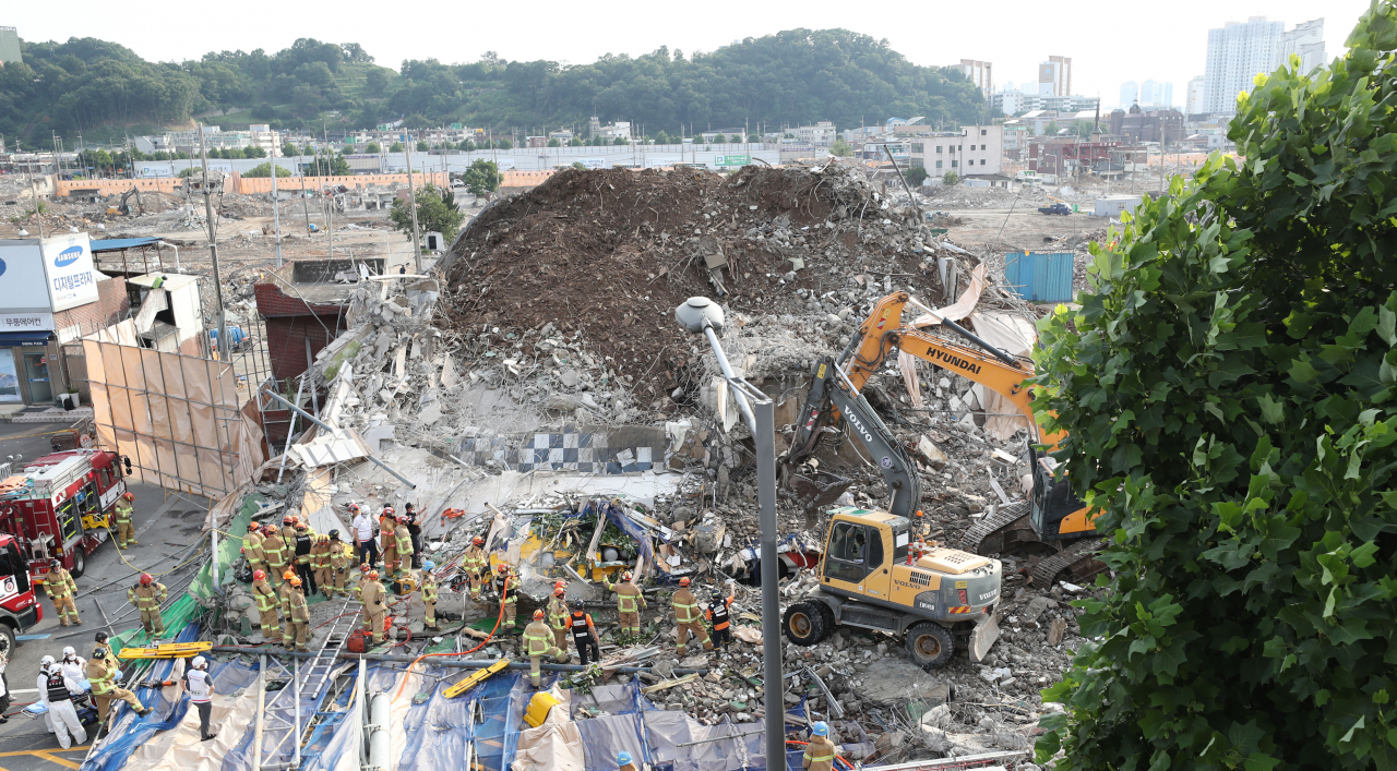지난 6월 광주 동구 학동 재개발구역에서 철거 작업 중이던 힌 건물이 붕괴, 도로 위로 건물 잔해가 쏟아져 시내버스 등이 매몰됐다. [연합]