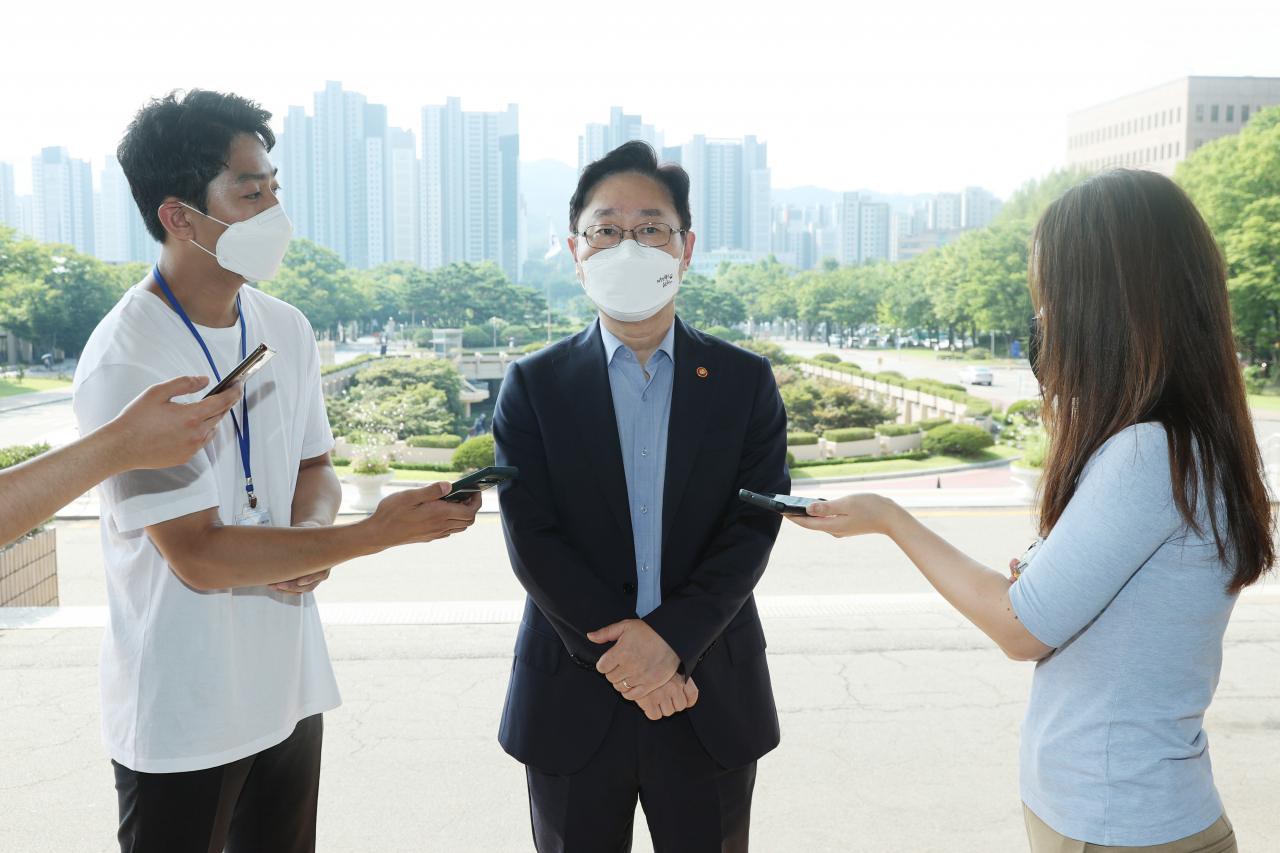 박범계 법무부 장관이 28일 오전 정부과천청사 법무부로 출근해 취재진의 질문에 답하고 있다. [연합]