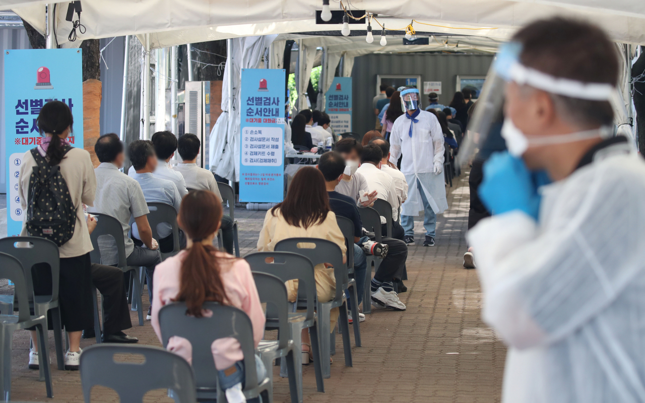 국내 신종 코로나바이러스 감염증(코로나19) 확산세가 갈수록 거세지며 신규 확진자 수가 1천896명을 기록한 28일 오전 서울 영등포구 여의도공원 임시 선별검사소에서 시민들이 검사를 기다리고 있다. 연합뉴스