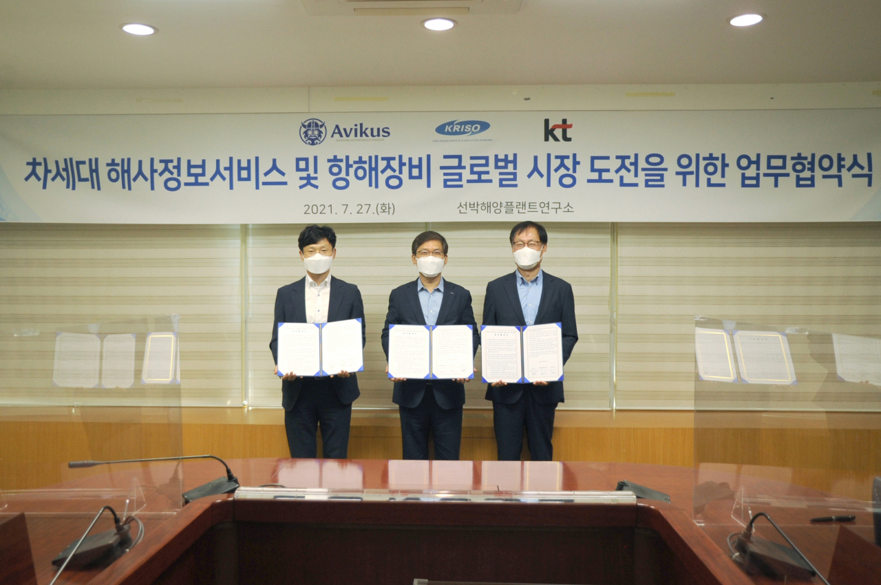 KT는 선박해양플랜트연구소(KRISO), 아비커스와 차세대 해사정보서비스 및 항해장비 글로벌 시장 도전을 위한 양해각서(MOU)를 체결했다. (왼쪽부터) 아비커스 임도형 대표, KRISO 김부기 소장, KT 김준근 본부장이 MOU 후 사진촬영을 하고 있다. [KT제공]