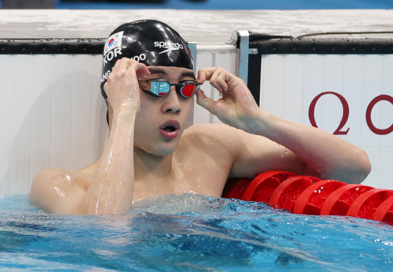 28일 일본 도쿄 아쿠아틱스센터에서 열린 도쿄올림픽 남자 100m 자유형 준결승. 3번 레인의 황선우가 물살을 가른 뒤 기록을 확인하고 있다. 황선우는 47초56으로 아시아 신기록을 세웠다. [연합]