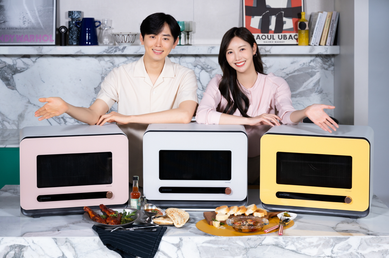 삼성전자 소속 모델이 28일 삼성디지털프라자 강남본점에서 최대 4가지 요리를 동시에 할 수 있는 신개념 조리기기 ‘비스포크 큐커’를 소개하고 있다. [삼성전자 제공]