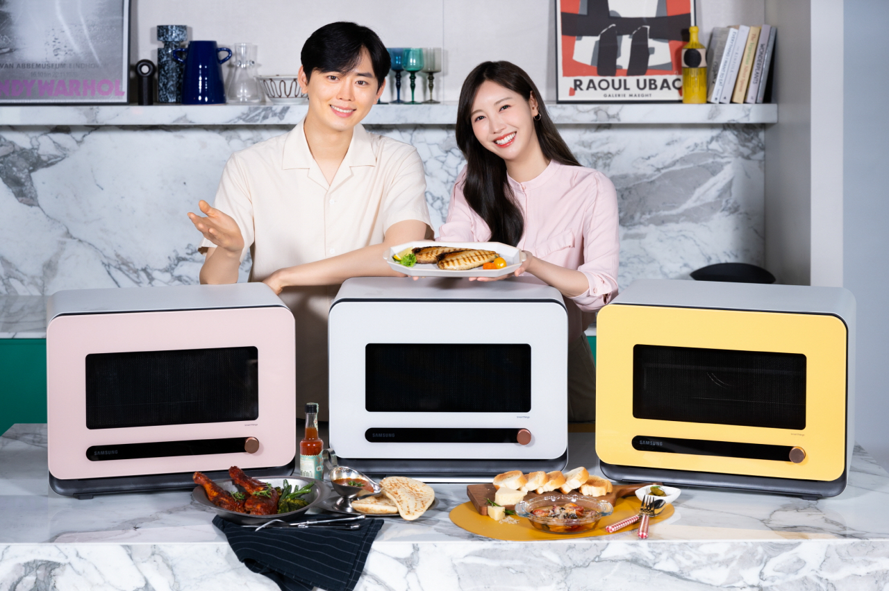 삼성전자 소속 모델이 28일 삼성디지털프라자 강남본점에서 최대 4가지 요리를 동시에 할 수 있는 신개념 조리기기 ‘비스포크 큐커’를 소개하고 있다. [삼성전자 제공]