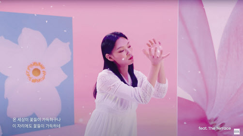 삼성전자 광고 속 지후트리의 수어 퍼포먼스