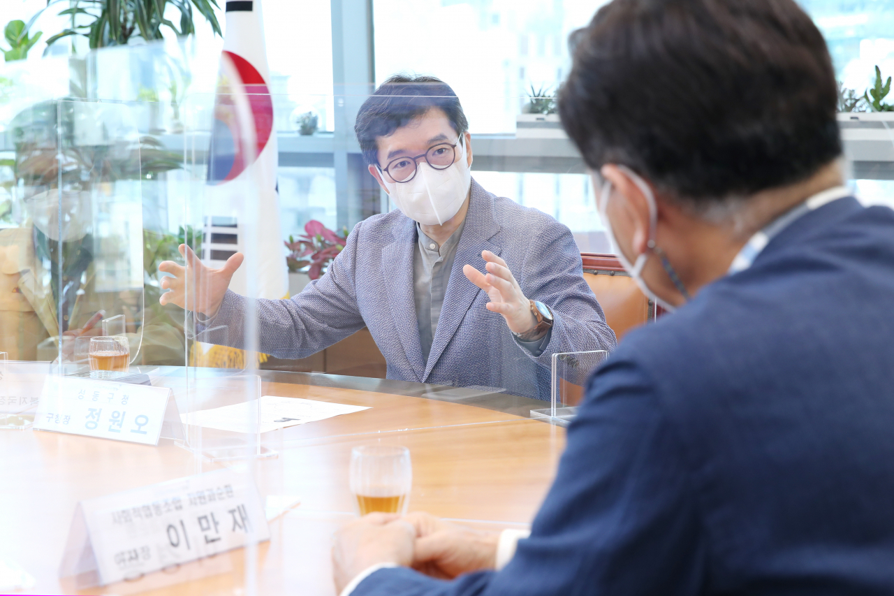 커피박 재활용화와 수거 방식에 대해 논의하는 정원오 성동구청장. [상동구 제공]