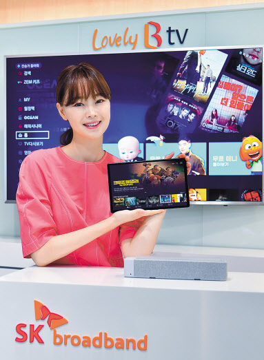 SK브로드밴드가 집안 어디서나 가볍게 들고 다니며 편안하게 TV를 즐길 수 있는 태블릿 IPTV ‘B tv 에어(air)’를 출시한다고 밝혔다. 모델이 B tv 에어를 소개하고 있다.