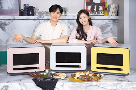 삼성전자 소속 모델이 28일 삼성디지털프라자 강남본점에서 최대 4가지 요리를 동시에 할 수 있는 신개념 조리기기 ‘비스포크 큐커’를 소개하고 있다. [삼성전자 제공]