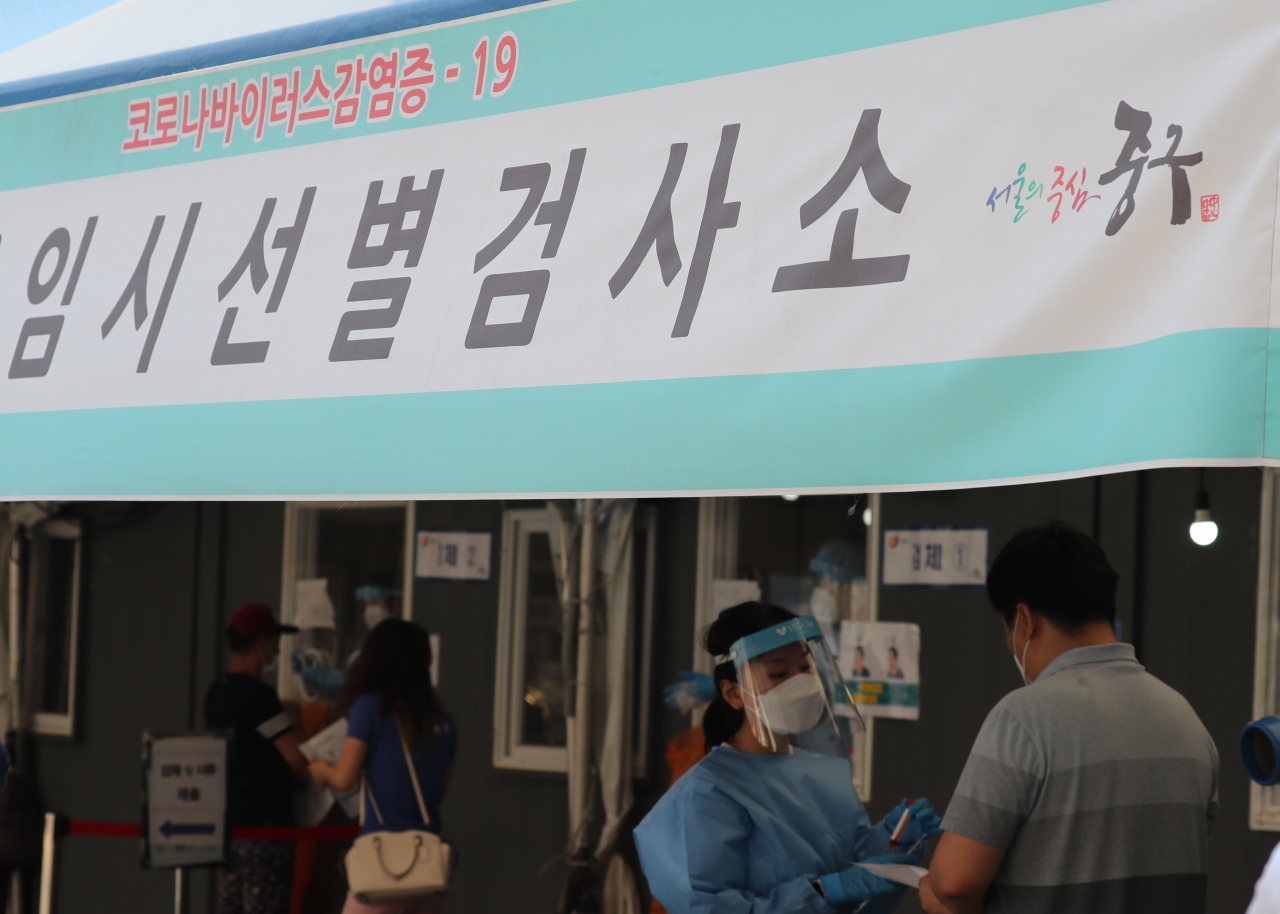 국내 신종 코로나바이러스 감염증(코로나19) 확산세가 갈수록 거세지는 가운데 28일 신규 확진자 수는 1천896명으로 6일 만에 또다시 최다 기록을 경신했다. 전날(1천365명)보다 무려 531명 늘었다. 이는 국내 코로나19 사태 이후 1년 6개월여 만에 가장 많은 수치다. 사진은 이날 서울역 코로나19 임시 선별검사소 모습. 연합뉴스