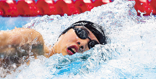 황선우가 남자 자유형 100m 예선에서 한국신기록을 세우며 준결승에 진출했다. 오전에 열린 200m 결선에서 역영하는 황선우의 모습. [연합]