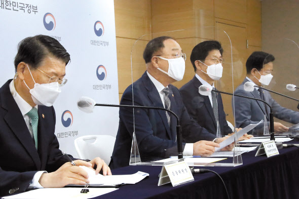 홍남기(왼쪽 두 번째) 경제부총리 겸 기획재정부 장관이 28일 정부서울청사 브리핑실에서 부동산 관계부처 합동브리핑을 하며 ‘국민께 드리는 말씀’을 발표하고 있다. 이날 브리핑에는 노형욱 국토교통부 장관과 은성수 금융위원장, 김창룡 경찰청장이 참석했다. [연합]