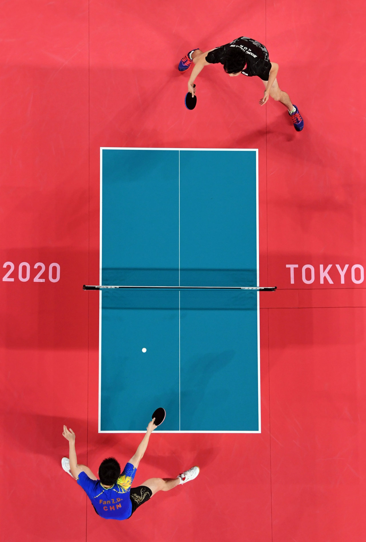 한국의 정영식(위)이 세계랭킹 1위 판전둥과의 8강전에서 0-4로 패하며 아쉽게 개인전을 마감했다. [로이터]