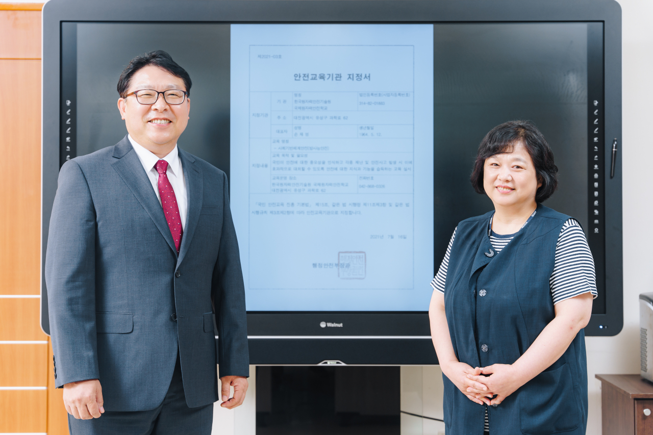 KINS 국제원자력안전학교가 방사선 안전교육기관으로 지정됐다. 왼쪽부터 감성천 국제원자력한전학교장, 김은경 교육운영실 책임행정원.[KINS 제공]