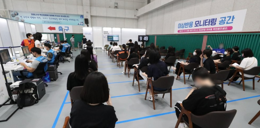 21일 오전 서울 동작구 동작구민체육센터에 마련된 동작구 예방접종센터에서 고3 학생들이 신종 코로나바이러스 감염증(코로나19) 백신을 단체로 접종받고 나서 이상반응 관찰을 위해 대기하고 있다. [연합]