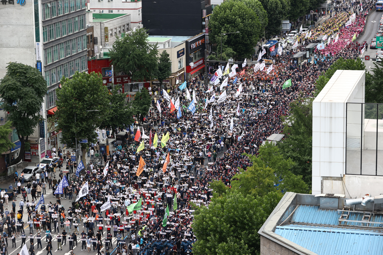 Members of the Korean Confederation of Trade Unions stage a rally in downtown Seoul early this month. (Yonhap)