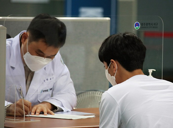 광주 빛고을 체육관에서 학생이 예진을 받고 있다.